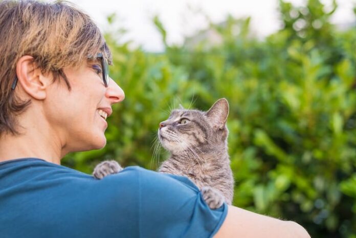 Por que meu gato sente o cheiro da minha respiração?